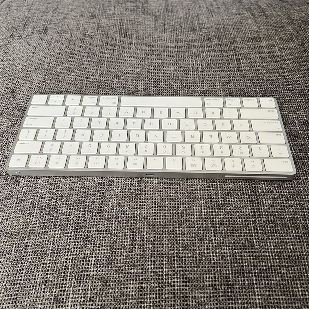Apple Keyboard - Picture 3 of 3